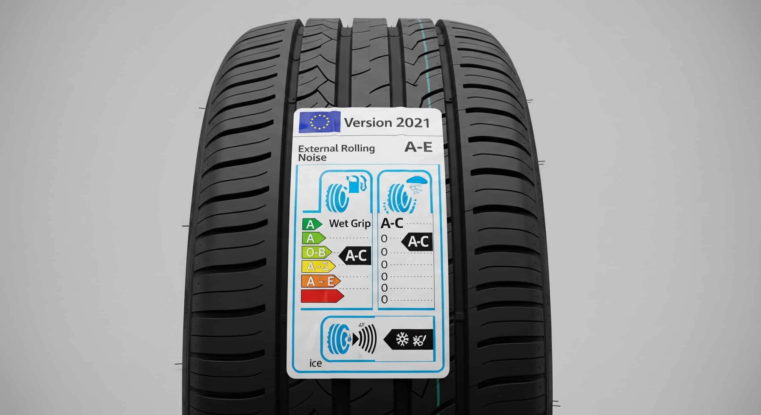 Eine Nahaufnahme eines Autoreifens mit einem EU-Reifenlabel von Reifenservice Wolfenbüttel, das mit farbigen Balken und Symbolen Angaben zum externen Rollgeräusch, zur Nasshaftung, zur Kraftstoffeffizienz und zur Eisleistung enthält. Perfekt für Ihren nächsten Reifenwechsel.