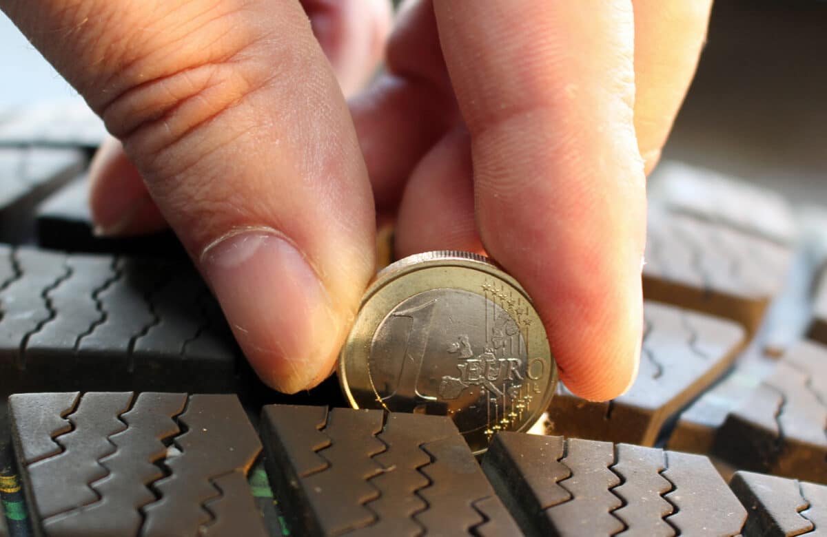 Sicher unterwegs in Wolfenbüttel: So einfach prüfen Sie Ihre Reifenprofiltiefe mit dem 1-Euro-Trick