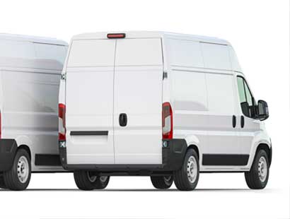 Zwei weiße Transporter, die perfekt für einen Reifenwechsel geeignet sind, stehen nebeneinander, ohne sichtbares Branding oder Markierungen, auf einem schlichten weißen Hintergrund.